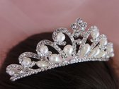 Tiara Zilver | Parel - Diamantjes | Haarsieraad - Haarversiering - Haaraccessoire | Bruidskapsel - Gala | Hoogte 4 cm