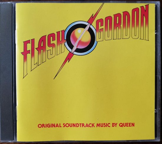 Cd-hoes met gele achtergrond, de tekst 'Flash Gordon' in rode letters en de originele soundtrackmuziek van Queen.