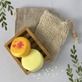 Livin' Island Silk Shampoo Bar en Conditioner Bar Set - Inclusief Zeepbakje Hout en Zeepzakje - Plastic Vrij - Parabenen Vrij - Parfum Vrij - 60 g - Verzorgingsset en Geschenkset Dames - Verz