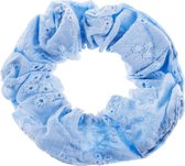 Nouka scrunchie, lichtblauw broderie