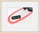 Last trend in fashion accessoires brillenkoord word vervangen door modieus Roze kleur grote schakels ketting.