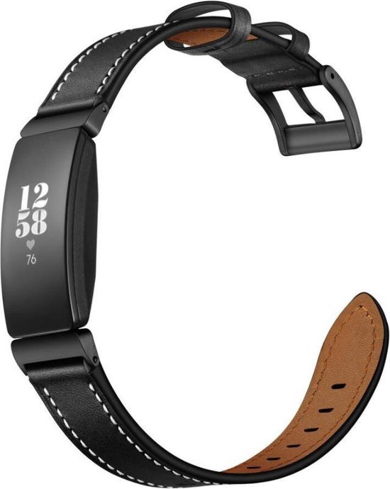 Zwart leren horlogebandje met witte stiksels en een gesp, bevestigd aan een zwart Fitbit Inspire horloge.