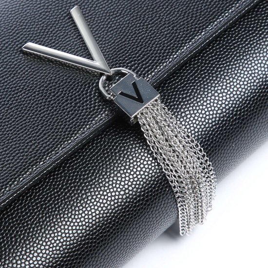 Detail van het zilverkleurige V-logo met franjes op een zwarte clutch.