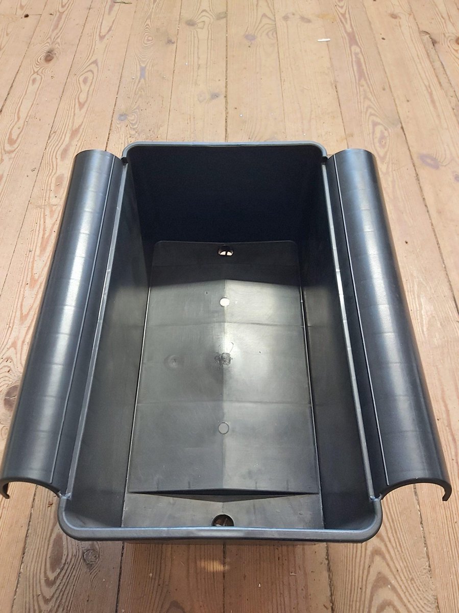 Aardbeiplanten Met Nieuwe Planten Die Tot Extra Potten Op Een Trap Groeien Deze Aardbeien De Zijn Bestemd Voor Om Daar Te 249315174