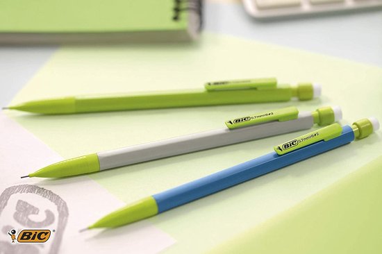 Drie BIC ECOlutions vulpotloden op pastelkleurig papier: groen, grijs en blauw, met limegroene accenten.