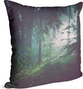 Lichtstralen door het bos bij dauw - Foto op Sierkussen - 60 x 60 cm