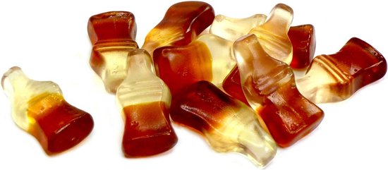 Een stapel cola-flesjes snoep, bruin en transparant van kleur.