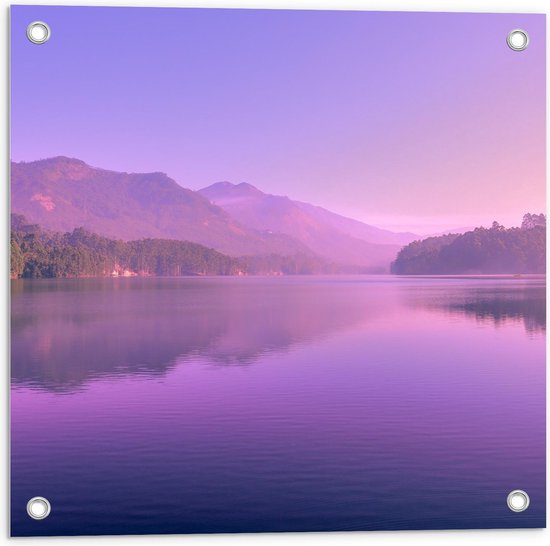 Tuinposter – Paars Meer met Paarse Bergen - 50x50cm Foto op Tuinposter  (wanddecoratie voor buiten en binnen)