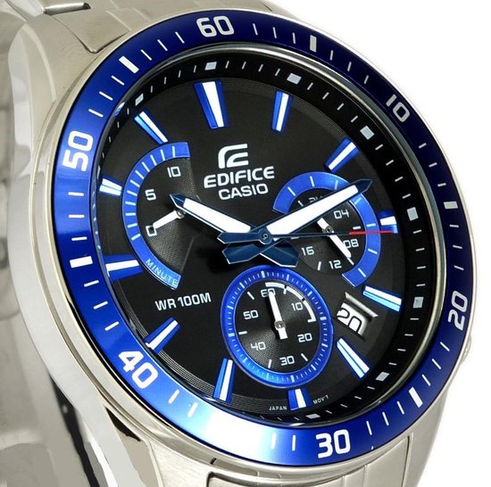 Zilverkleurig Edifice horloge met een zwarte wijzerplaat, blauwe ring en witte wijzers.