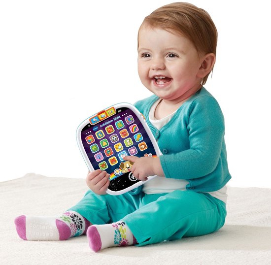 Baby meisje in blauw vest en turquoise broek houdt blauw en witte VTech activiteiten tablet vast.