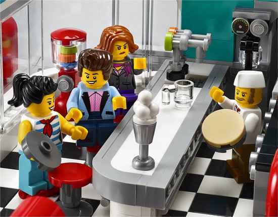 LEGO minifiguren aan een dinerbar met ijs, drankjes en een kok.