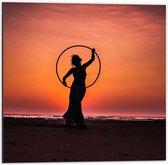 Dibond - Silhouet van Vrouw met Hoepel op het Strand - 50x50cm Foto op Aluminium (Met Ophangsysteem)