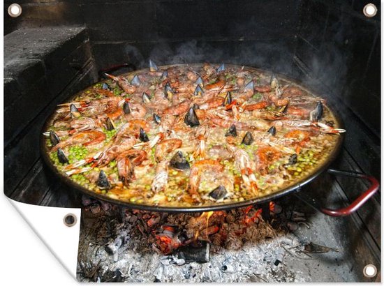 Tuinschilderij Zeevruchtenrijst gekookt in een brandhou. Paella is een van de traditionele gerechten van Spanje - 80x60 cm - Tuinposter - Tuindoek - Buitenposter