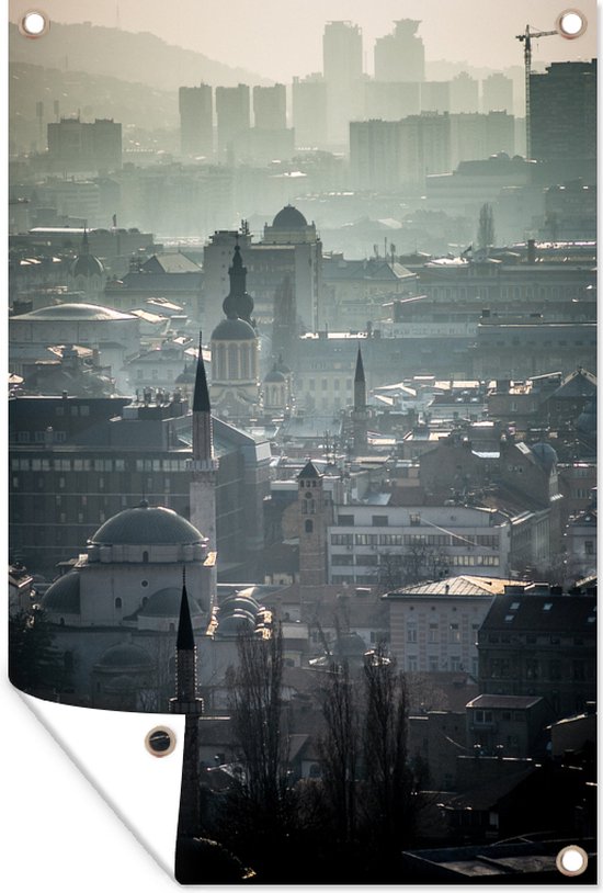 Tuinposter - Tuindoek - Tuinposters buiten - Mist boven Sarajevo hoofdstad van Bosnië en Herzegovina - 80x120 cm - Tuin