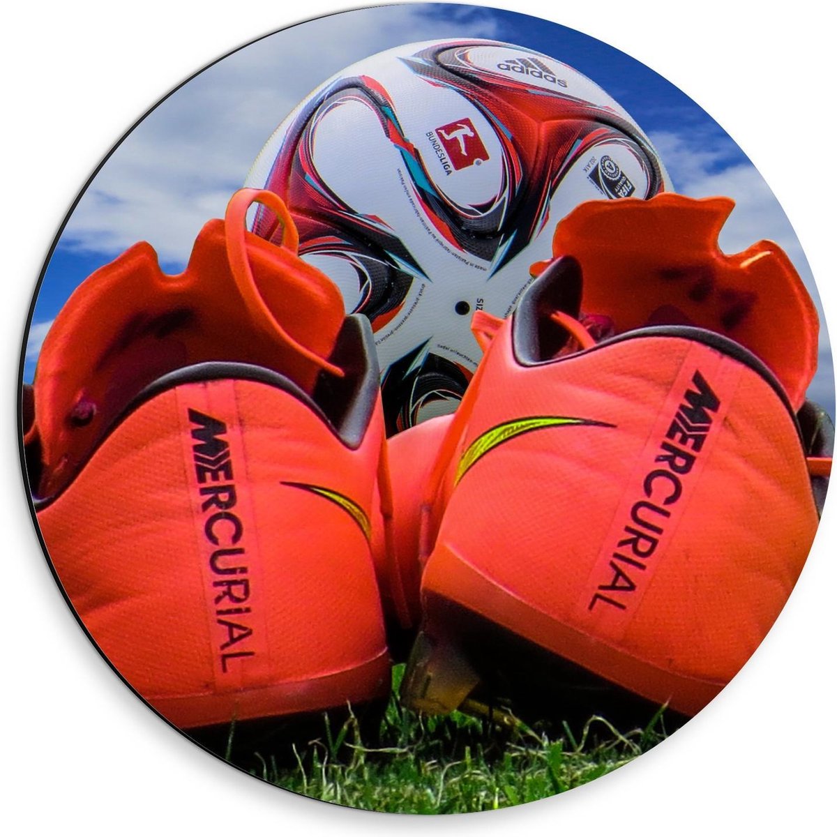 Dibond Wandcirkel - Voetbal en Voetbalschoenen - 30x30cm Foto op Aluminium Wandcirkel (met ophangsysteem)