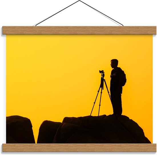 Schoolplaat – Silhouet van Fotograad op Rots - 40x30cm Foto op Textielposter (Wanddecoratie op Schoolplaat)