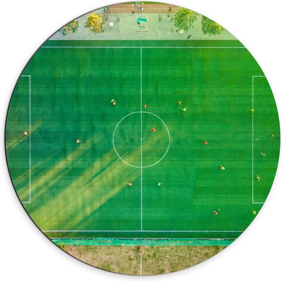 Dibond Wandcirkel - Bovenaanzicht van Voetbalveld met Spelers - 70x70cm Foto op Aluminium Wandcirkel (met ophangsysteem)