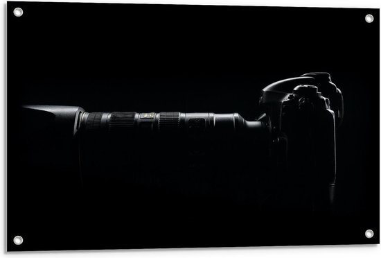 Tuinposter – Zijaanzicht van Zwarte Camera op Zwarte Achtergrond - 90x60cm Foto op Tuinposter  (wanddecoratie voor buiten en binnen)