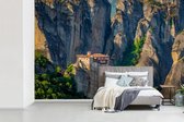 Behang - Fotobehang De Meteora kloosters midden in de bergen van Griekenland - Breedte 390 cm x hoogte 260 cm