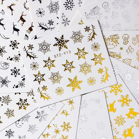 Vellen met gouden en zilveren nail art stickers met winterse motieven zoals sneeuwvlokken en rendieren.