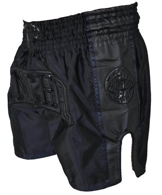 Zwarte Muay Thai short met 'MUAY THAI' logo op de zijkant en glanzende strepen.