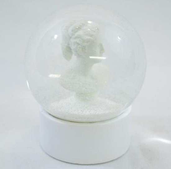 ZoeZo Design - Sneeuwbal - sneeuwbol - klassieke dame - wit - H11.5 x Ø 11 cm - glas - stenen sokkel