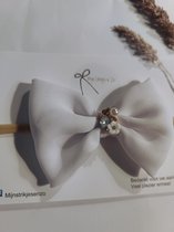 Haarband kind haaraccesoire wit crêpe met bloem diamantje