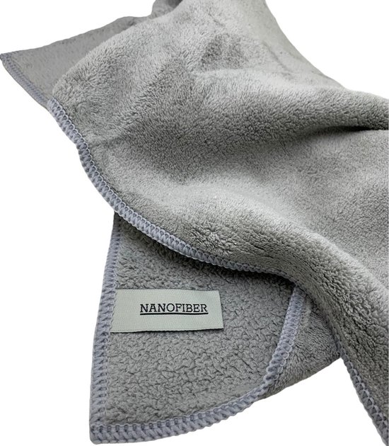 Grijze zachte microfiber doek met het "NANOFIBER" label.