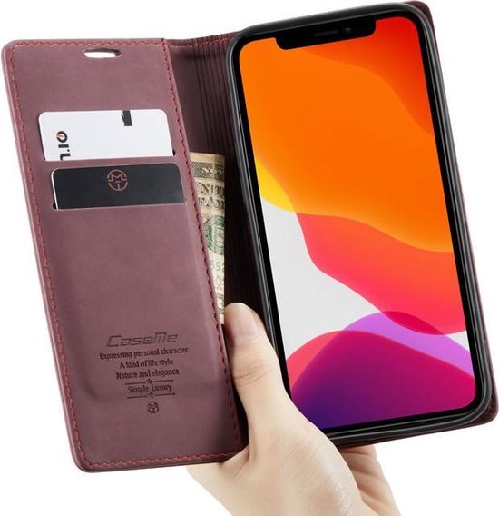 Étui portefeuille bordeaux mince, ouvert, avec porte-cartes et billet de dollar pour iPhone 12 Mini.