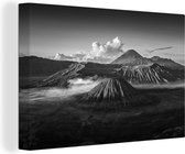 Canvas Schilderij Indonesië - Vulkaan - Zwart - Wit - 30x20 cm - Wanddecoratie