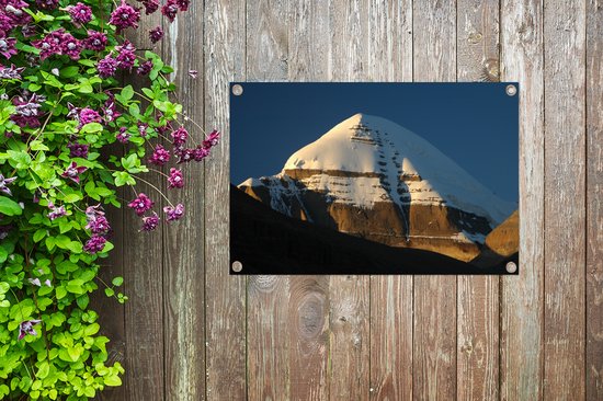 Tuinposter 90x60 cm - Tuindecoratie Zonnestralen vallen op de top van de Kailash berg in Tibet - Poster voor in de tuin - Buiten decoratie - Schutting tuinschilderij - Tuindoek muurdecoratie - Wanddecoratie balkondoek