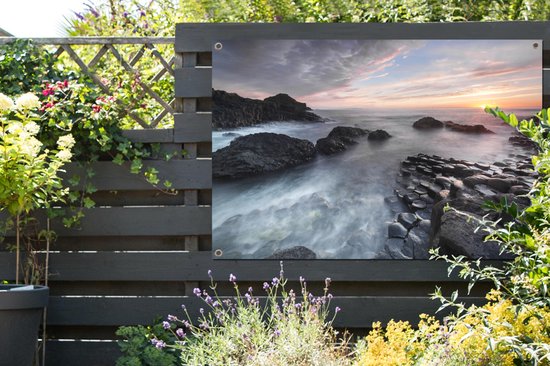 Coucher de soleil et eau courante sur la Chaussée des Géants en Irlande du Nord Affiche de jardin 120x80 cm - Toile de jardin / Toile d'extérieur / Peintures extérieur (Décoration de jardin)