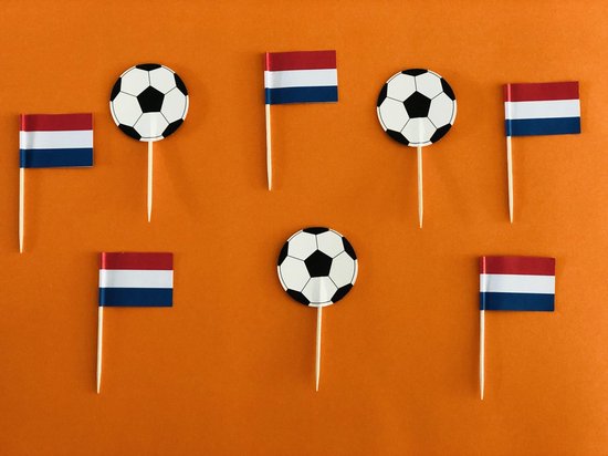 Zes Nederlandse vlaggetjes en drie voetbalprikkers op een oranje achtergrond.