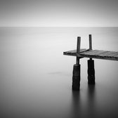 Tuinposter - Zee / Strand - Pier grijs / wit / Zwart - 160 x 160 cm.