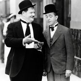 Tuinposter - Filmsterren / Retro - Laurel & Hardy in wit / grijs / zwart - 120 x 120 cm.