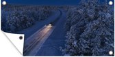 Tuinposter Een auto rijdt over een besneeuwde landweg van Lapland - 80x40 cm - Wanddecoratie Buiten - Tuinposter - Tuindoek - Schuttingposter - Tuinschilderij