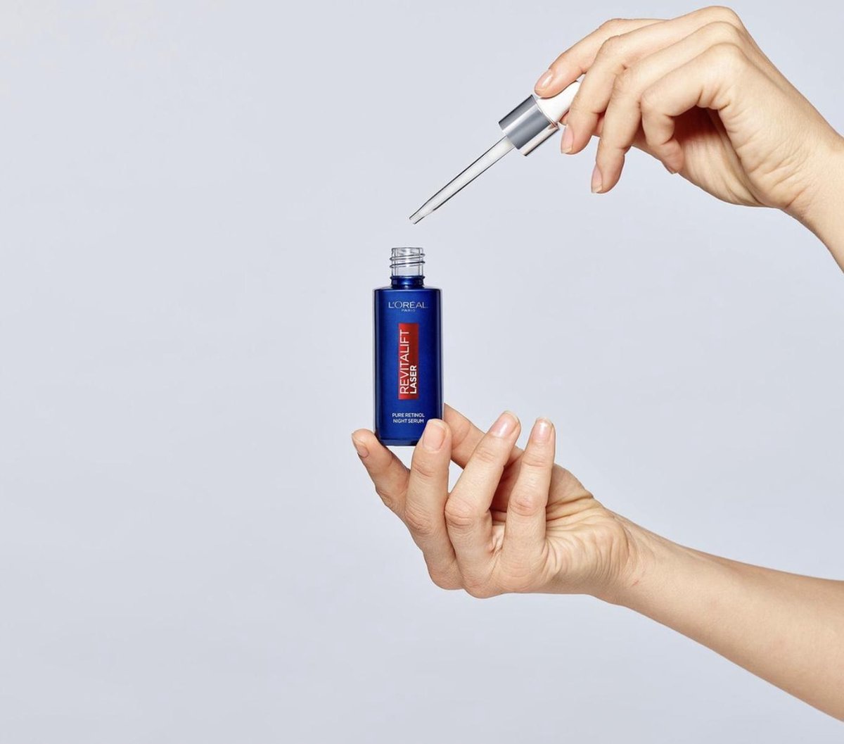 L'Oréal Paris Revitalift Laser Puur Retinol Nacht Serum in een donkerblauwe fles met pipet.