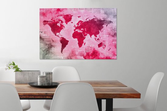 Wereldkaart avec peinture rose vif sur fond avec journal 90x60 cm