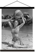 Posterhanger incl. Poster 90x120 cm - Schoolplaat - Vintage vakantiefoto van een vrouw met een strandbal in zwart-wit - Textielposter - Zwarte latten