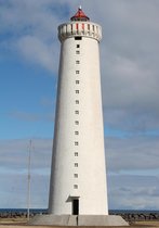 Tuinposter - Zee - Strand / vuurtoren in wit / beige / blauw / zwart - 80 x 120 cm.