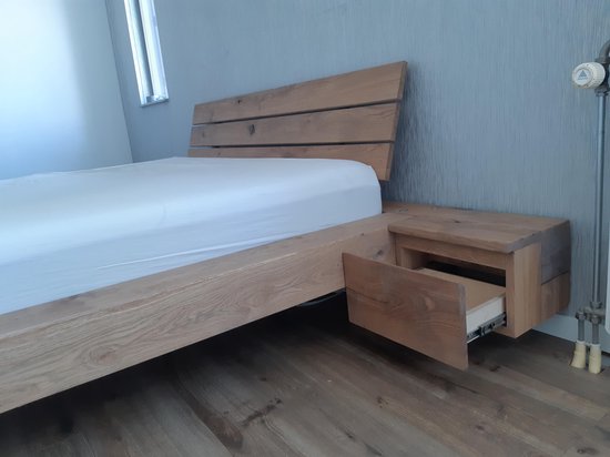 Zwevend eiken bed - Houten bed - 140 x 200 - twee persoons bed - nachtkastje met lade en hoofdbord