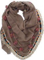 Een heel bijzondere sjaal afgewerkt met kwastjes en franjes in diverse vrolijke kleuren. Hierdoor is deze sjaal heel gemakkelijk te combineren. Het geheel geeft een Indiaanse look