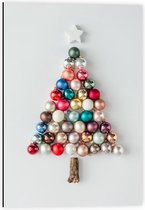 Dibond - Kerstboom van Meerkleurige Kerstballen - 40x60cm Foto op Aluminium (Wanddecoratie van metaal)