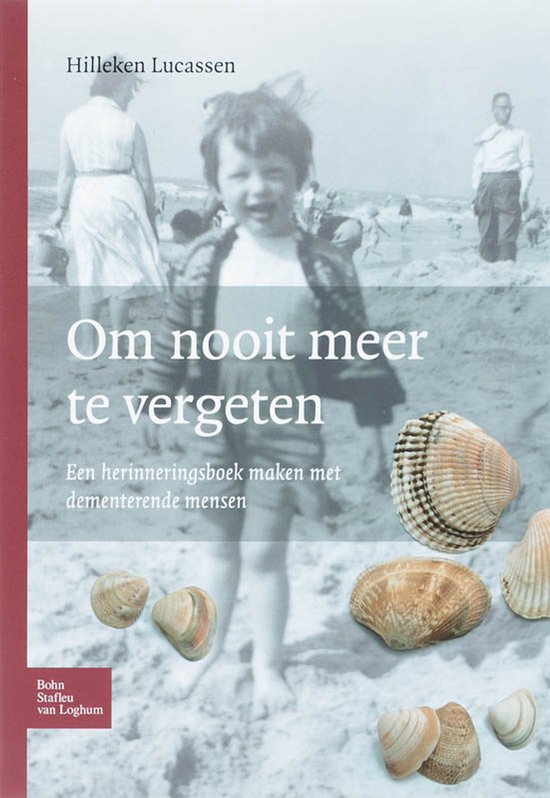 Boekomslag met een zwart-witfoto van een jong kind op het strand, met de tekst 'Om nooit meer te vergeten'.