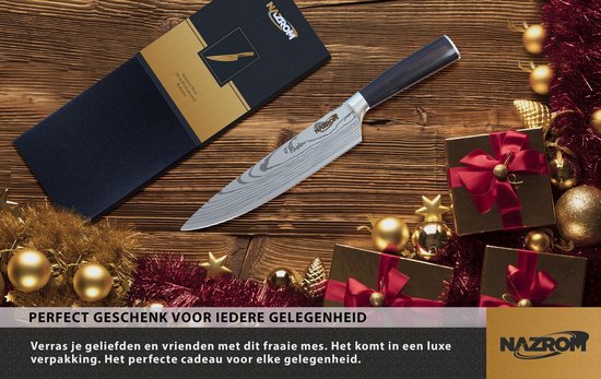Nazrom koksmes met damastpatroon en donkerhouten handgreep, in geschenkverpakking met kerstdecoratie.