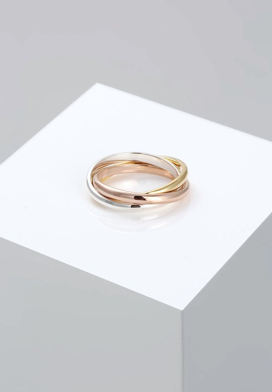 Dri COLORS ring van zilver, goud en roségoud, op een witte kubus.