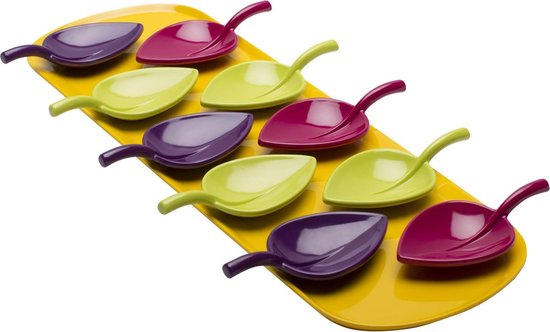 Set van negen blad-vormige schaaltjes in paars, magenta en limoengroen op een geel dienblad.