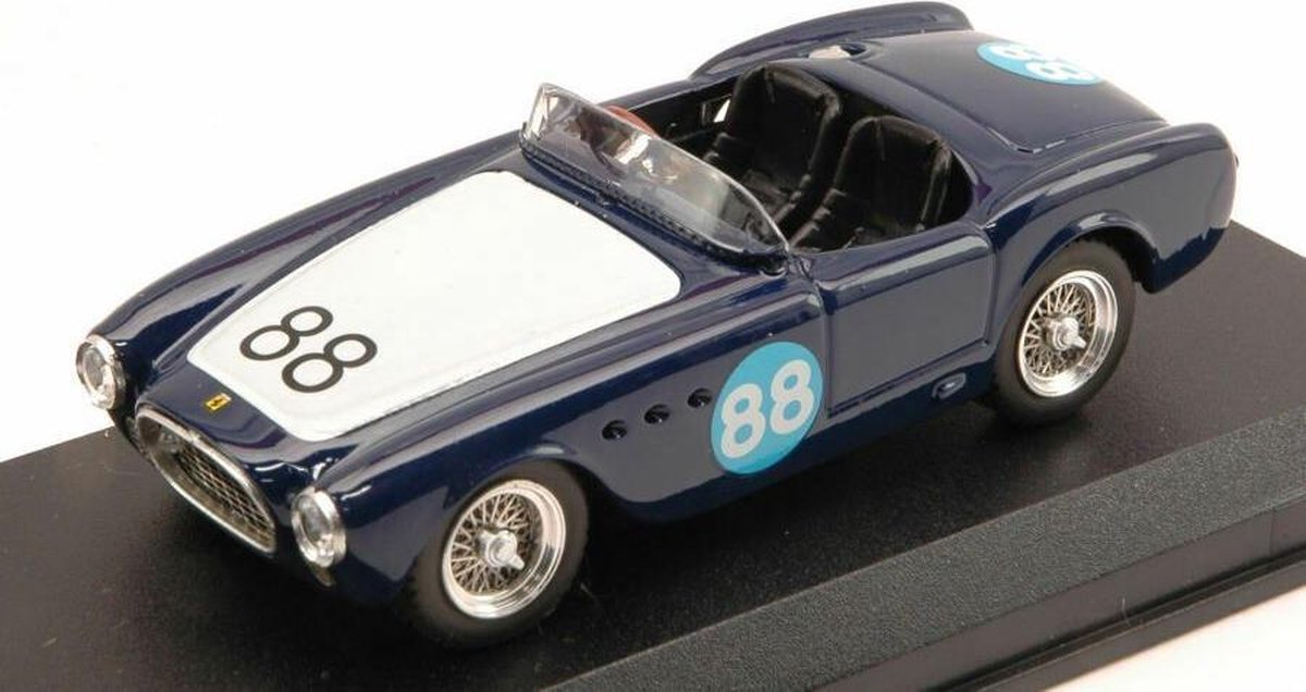 De 1:43 Diecast Modelcar van de Ferrari 225S #88 van de GP Bari in 1952. De coureur was T. Cole. De fabrikant van het schaalmodel is Art-Model. Dit model is alleen online verkrijgbaar