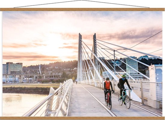 Schoolplaat – Mountainbikers op een Brug - 120x80cm Foto op Textielposter (Wanddecoratie op Schoolplaat)