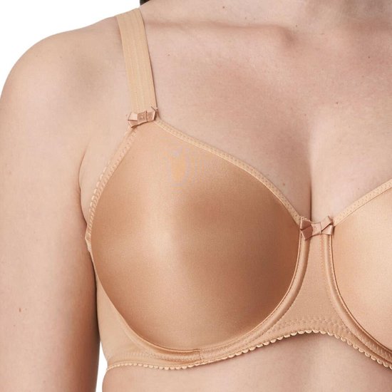 Een beige beugel-bh met gladde cups, versierd met een strikje.